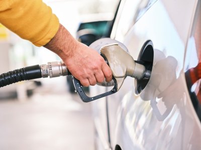 De benzineprijs breekt records, zo tank je toch goedkoper